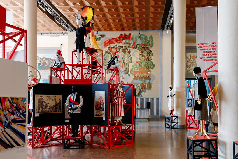 Экспозиция выставки «Даешь конструктивизм!» в Красном зале ивановского вокзала, 2022