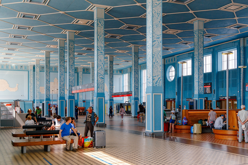 Синий зал ивановского вокзала, оформленный в духе 1950-х, служит как зал ожидания для пассажиров