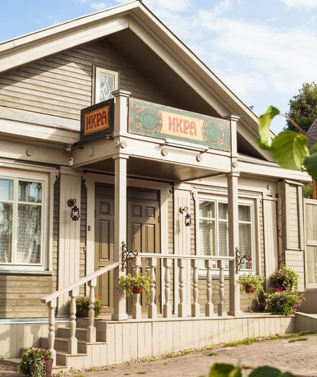 Гастротеатр «Ikra Плёс», расположенный в старинном деревянном доме, в нескольких шагах от набережной Волги