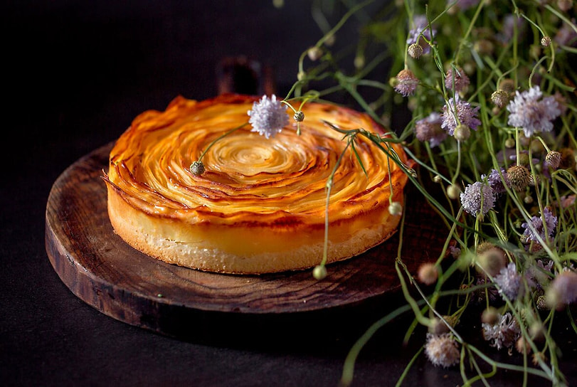 В «Ikra Плёс» подают блюда русской и авторской кухни, где традиционные рецепты прошлого переосмыслены через призму современной гастрономии