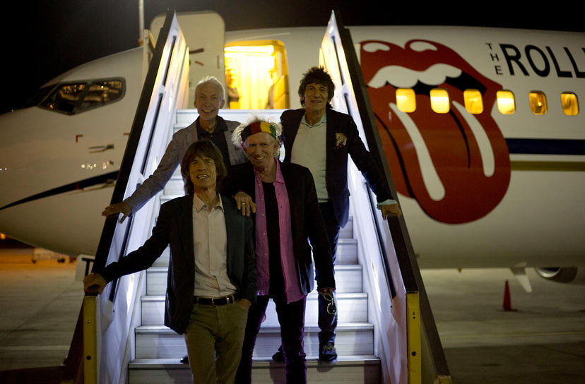 С участниками группы The Rolling Stones Китом Ричардсом (в центре), Ронни Вудом (справа) и Чарли Уоттсом в аэропорту Бен-Гурион (Израиль), 2014 год 