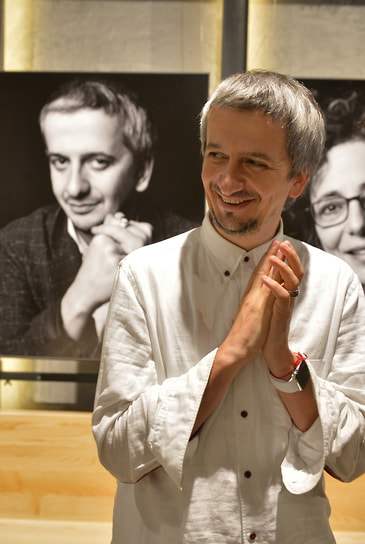 В 2014 году Константин Богомолов получил «Приз критики» фестиваля «Золотая маска» за спектакль «Идеальный муж. Комедия»
&lt;br>На фото: режиссер на дне рождения интеллектуального клуба «418» в Электротеатре «Станиславский», 2016 год