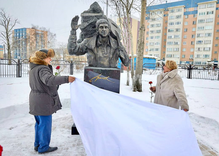 Памятник Высоцкому в Южно-Сахалинске открыли в день рождения артиста в 2023 году.
&lt;br>Автор памятника: скульптор Владимир Чеботарев
