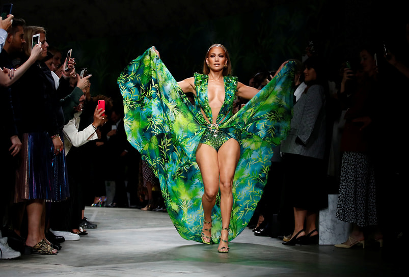 На показе коллекции Versace Весна/Лето 2020 на Неделе моды в Милане, 2019 год