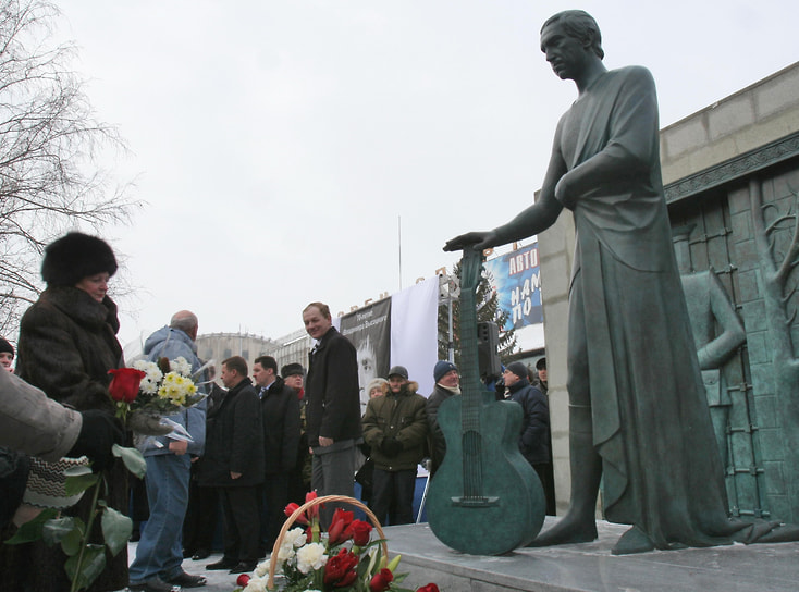 Памятник в Самаре появился в 2008 году. Открывал его губернатор Самарской области Константин Титов. Некогда он, будучи комсомольским активистом, участвовал в организации концертов Высоцкого. Имя Титова также увековечено в монументе.
&lt;br>Автор памятника: скульптор Михаил Шемякин

