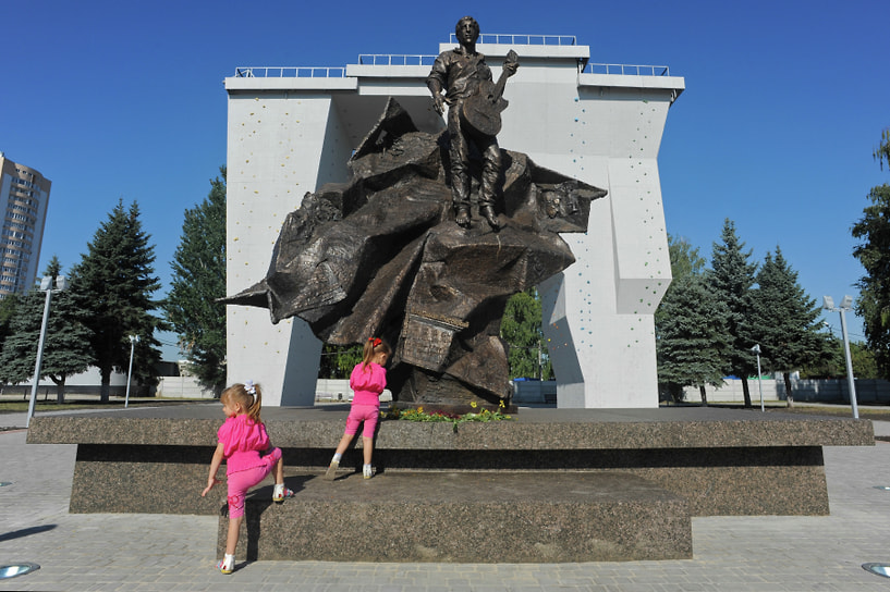 Памятник в Харькове открыт в 2013 году напротив Дворца спорта, где Высоцкий давал концерт в 1978 году. Монумент — часть мемориально-спортивного комплекса «Вертикаль». Сразу за ним установлен действующий скалодром
&lt;br>Авторы памятника: скульптор Аалександр Демченко и архитектор Виктор Лившиц
