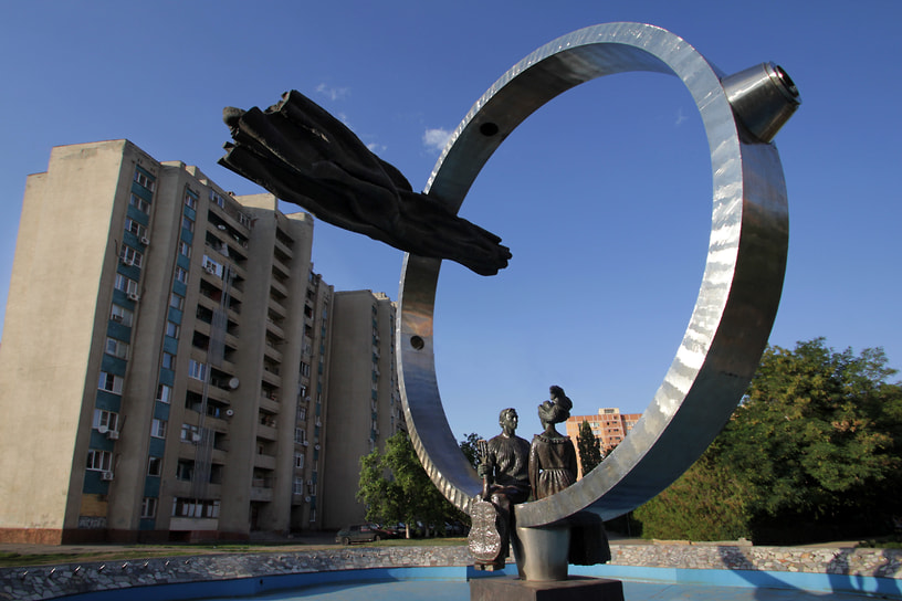 Секретный памятник Высоцкому в Волгодонске открыт в 1984 году в сквере ДК завода «Атоммаш»7 На самом деле скульптура посвящена влюбленным. Но со дня ее установки местные жители уверены, что юноша с гитарой олицетворяет артиста, упоминания которого в первые годы после его смерти не приветствовала советская власть.
&lt;br>Автор памятника: скульптор Василий Поляков 