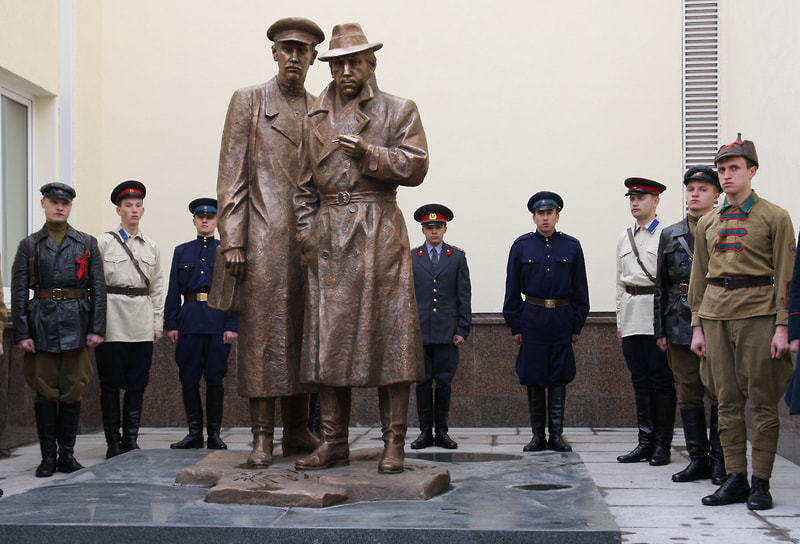 Памятник героям фильма «Место встречи изменить нельзя» Глебу Жеглову и Владимиру Шарапову в Киеве открыт в 2009 году.
&lt;br>Авторы: скульпторы Владимир и Алексей Чепелики и архитектор Борис Писаренко.
