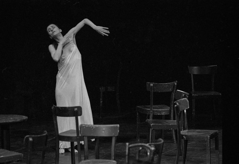 Пина Бауш в спектакле «Кафе Мюллер», 1981 год