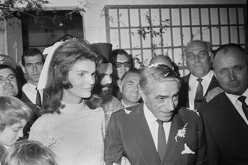 20 октября 1968 года Жаклин вышла замуж за Аристотеля Онассиса, богатого греческого судоходного магната, который смог обеспечить ей и ее детям частную жизнь и необходимый уровень безопасности