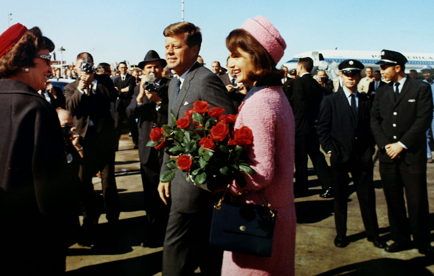21 ноября 1963 года первая леди Жаклин Кеннеди отправилась с мужем в рабочую поездку по штату Техас, в поддержку предвыборной кампании 1964 года