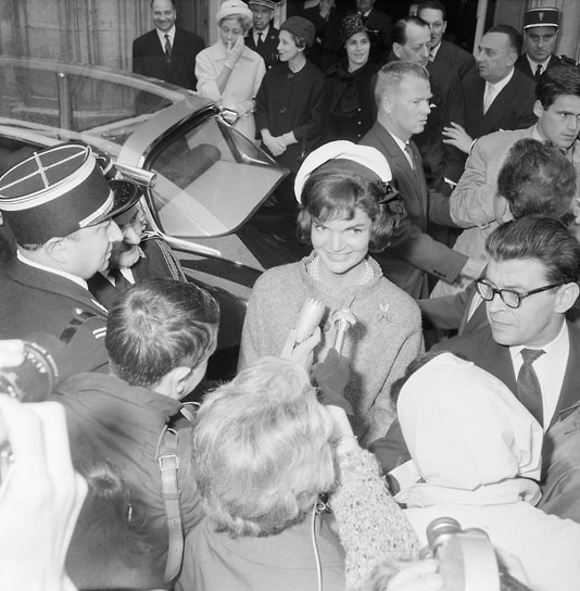 На президентских выборах 8 ноября 1960 года Джон Кеннеди опередил республиканца Ричарда Никсона. 20 января 1961 года, когда ее муж был приведен к президентской присяге, 31-летняя Жаклин Кеннеди стала одной из самых молодых первых леди в истории (младше нее в этом статусе были только Фрэнсис Кливленд и Джулия Тайлер)