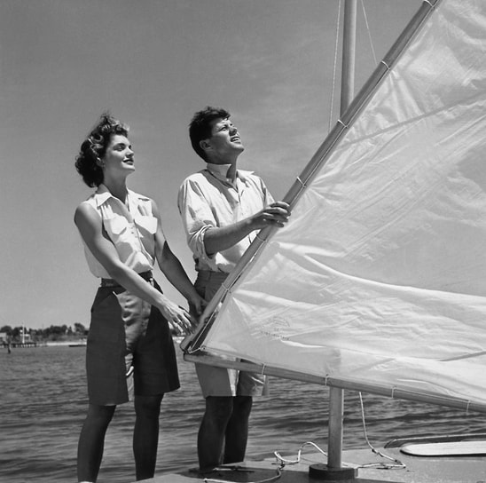 В мае 1952 года на званом обеде, организованном общими друзьями, Жаклин Бувье и Джон Кеннеди (в то время сенатор) были официально представлены друг другу. Жаклин и Джон начали встречаться, а 25 июня 1953 года объявили о помолвке