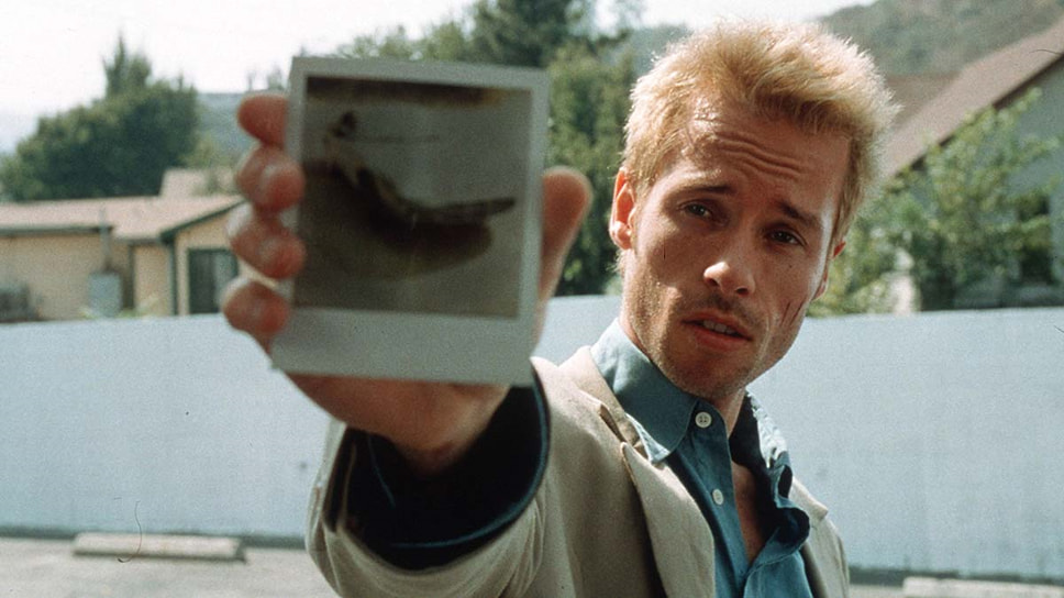 Фильм «Помни» (2000) был основан на рассказе брата режиссера Джонатана Нолана. Картина получила две номинации на «Оскар» и принесла постановщику известность