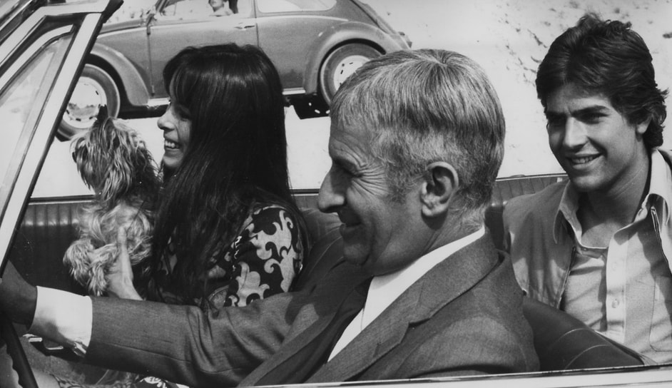 В фильме «Сидящий на дереве» (1970) актер снялся со своим сыном Оливье де Фюнесом (на фото справа). В картине Луи де Фюнес исполнял танцевальные номера, что было для него несвойственно