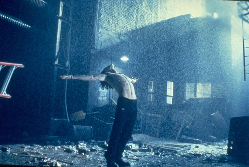 Кадр из фильма «Ворон», режиссер Алекс Пройас, 1994