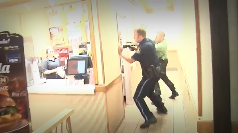 В момент перестрелки 38-летний Брайс Дион стоял у дверей Wendy’s с микрофоном в руках и был смертельно ранен случайной пулей
