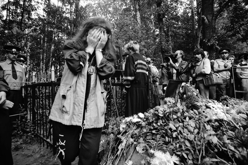 Через два месяца, 15 августа 1990 года, Виктор Цой погиб. Разбился на машине, возвращаясь с рыбалки, на трассе Слока — Талей. После столкновения с автобусом музыкант скончался на месте