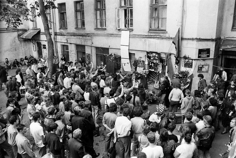 В Ленинграде в день гибели Цоя люди собрались у Ленинградского рок-клуба на Рубинштейна, 13. Поклонники, съехавшиеся в город со всей страны, поминали кумира несколько дней, плакали и тихо пели песни Цоя под гитару, вспоминал журналист Дмитрий Шавырин