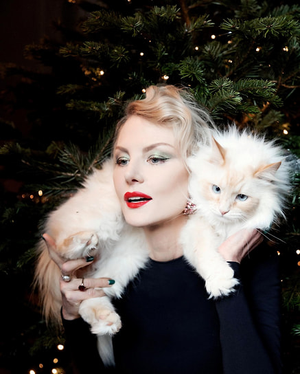 В 2021 году актриса Рената Литвинова рассказывала, что в ее квартире живет пес Ричард, подобранные на улице кот Миша, кошка Душечка и найденный в подъезде голубь Сережа