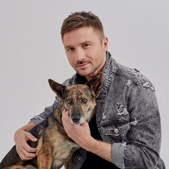 В 2014 году певец Сергей Лазарев на съемках социального ролика «Возьми собаку из приюта» взял одно из животных себе и дал имя Дэйзи. Вторую собаку из приюта певец взял в 2018 году — она получила имя Лиса