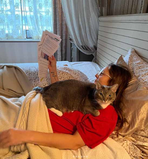 В середине 2010-х актриса Дрю Бэрримор приютила собаку по имени Дуглас, которая стала ее верным спутником и впоследствии часто появлялась на съемках ее шоу на телевидении. Позже актриса приютила троих котят — Лаки, Ферн и Персика