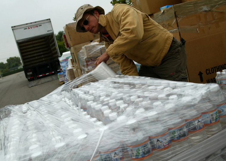 В 2005 году актер Мэттью Макконахи поехал в Новый Орлеан, чтобы спасти животных, пострадавших после разрушительного урагана «Катрина». Актер помог найти хозяев более 70 собакам, кошкам и хомякам