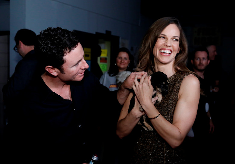 Актриса Хилари Суонк подобрала собаку по кличке Кару в Южной Африке, а щенка Руми она взяла из приюта в Лос-Анджелесе 