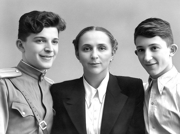 Аркадий и Борис Стругацкие с матерью, 1948
