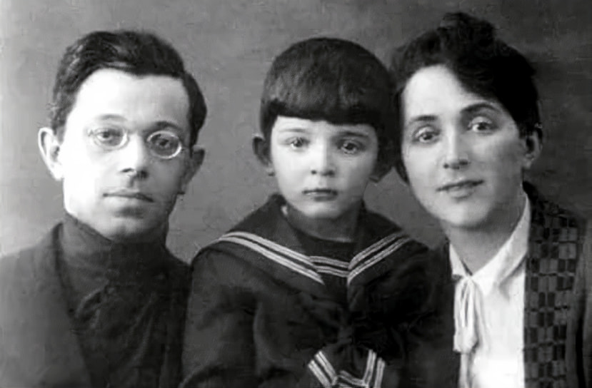 Аркадий Стругацкий с родителями. Ленинград, март 1930 года