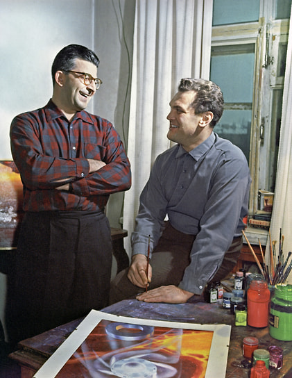 Аркадий Стругацкий (слева) и художник-фантаст Андрей Соколов, 1967