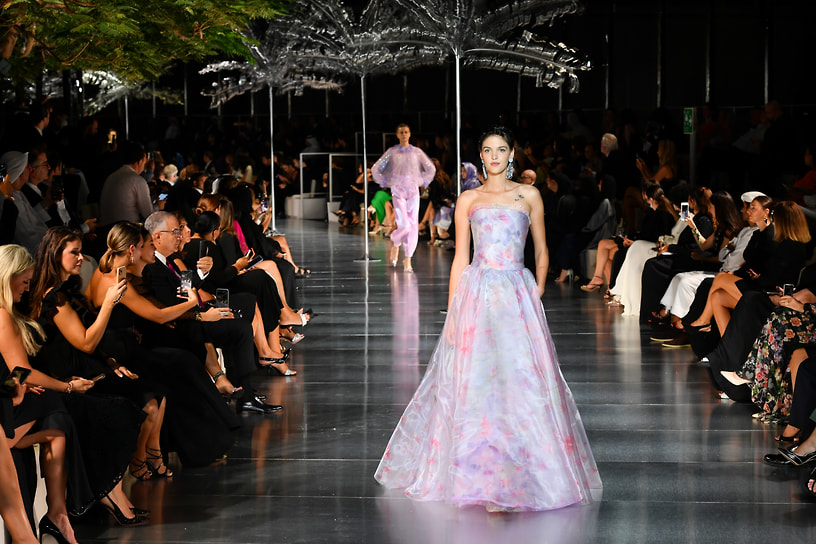 Показ Giorgio Armani One Night Only Dubai в отеле Armani Hotel Dubai, где были представлены коллекции SS 2022, а также выбор Armani Prive? Haute Couture из коллекции FW 2021/2022 Shine