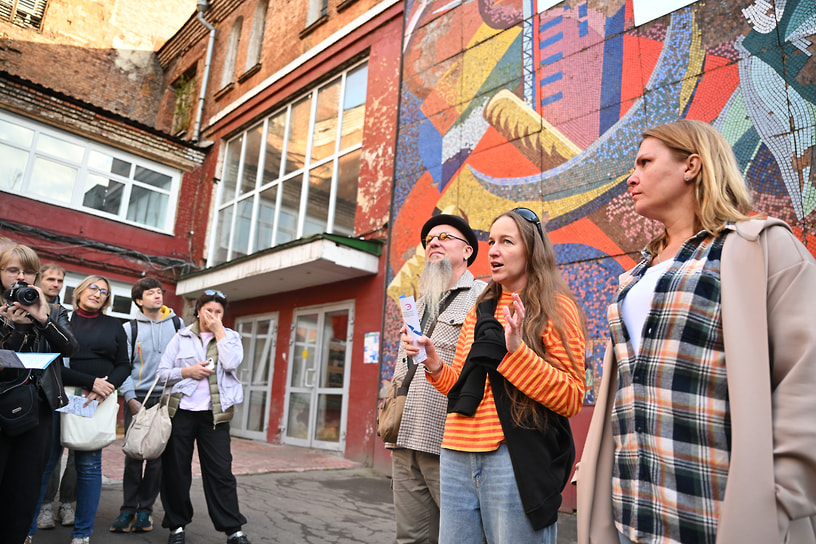 Посетители фестиваля креативных индустрий в арт-квартале «Фабрика1830» в Балашихе