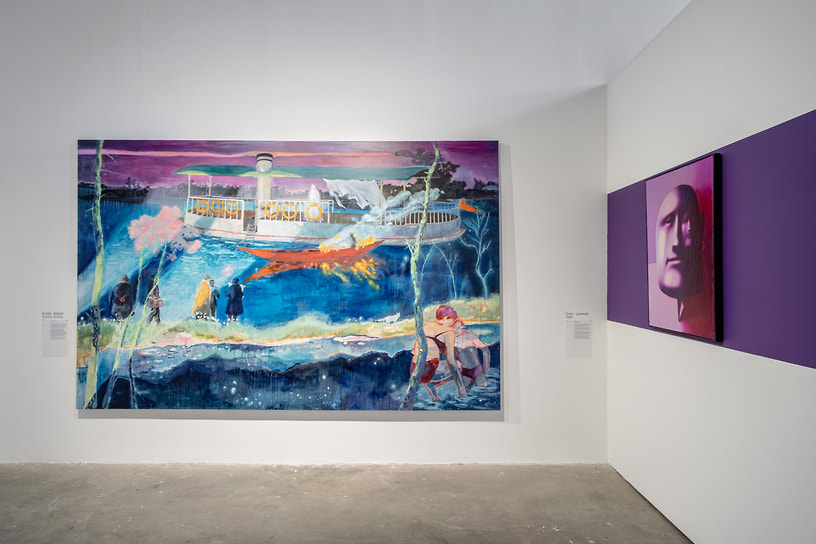 Работы Юлии Вирко (слева) и Олега Целкова на выставке «Пурпурные рукава» в Нижнем Новгороде