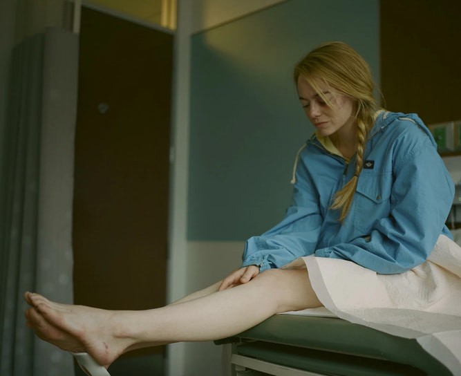 Эмма Стоун в фильме «Виды доброты», режиссер Йоргос Лантимос, 2024