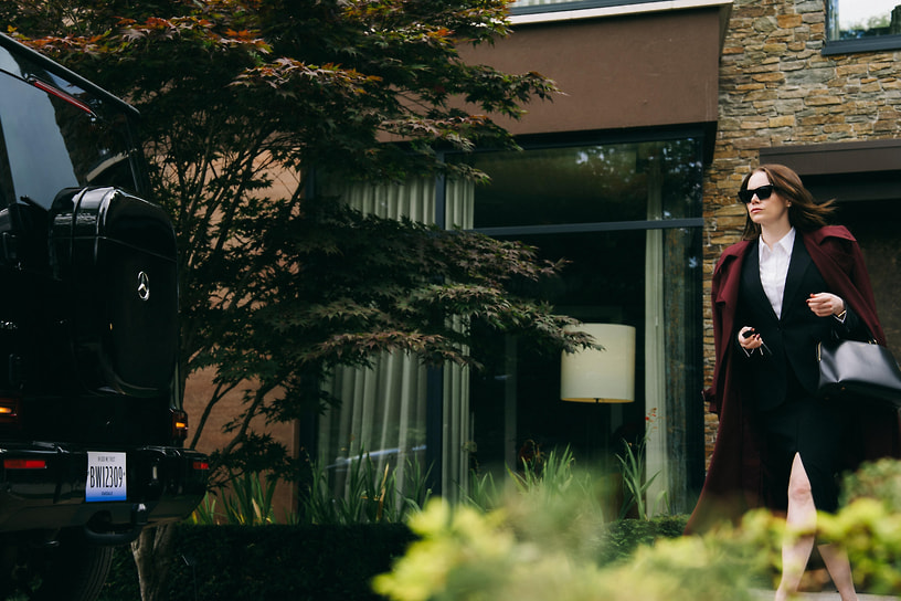 Эмма Стоун в фильме «Бугония», режиссер Йоргос Лантимос, 2025