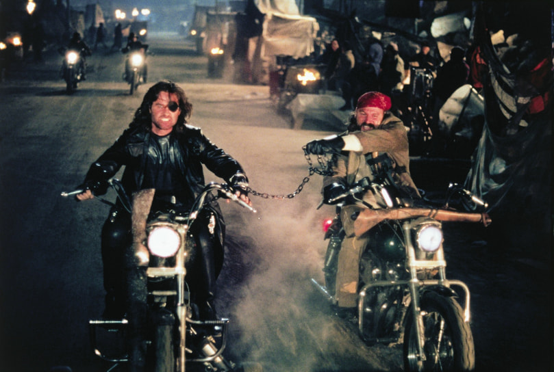 Курт Рассел (слева) в фильме «Побег из Лос-Анджелеса», режиссер Джон Карпентер, 1996