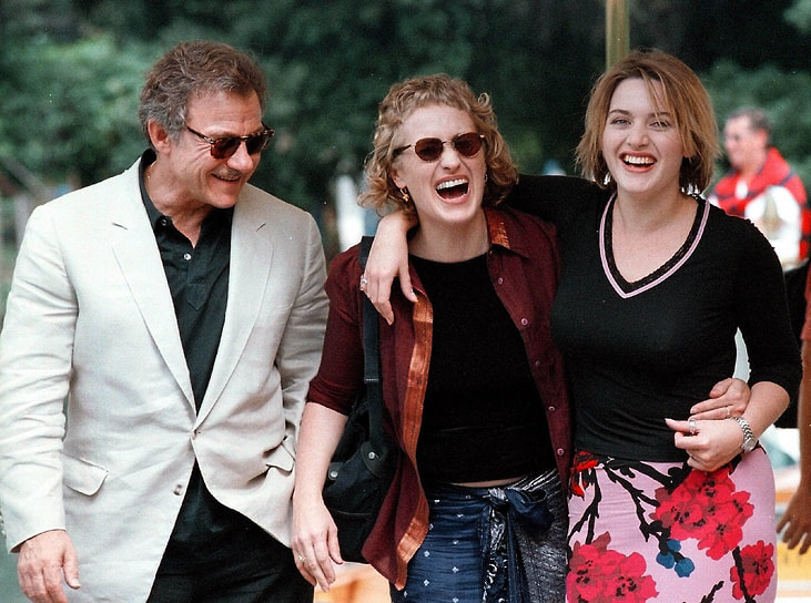 С актером Харви Кейтелем и режиссером Джейн Кэмпион на Венецианском кинофестивале в 1999 году. Актриса продвигала на фестивале свою новую картину «Священный дым»
