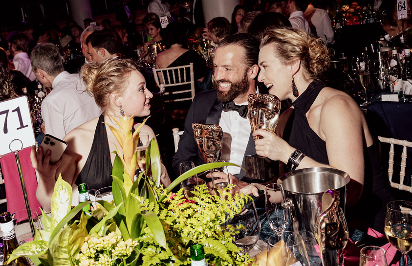 С дочерью, актрисой Мией Триплтон и третьим мужем, предпринимателем Эдвардом Абелем Смитом на вручении премии BAFTA в 2023 году