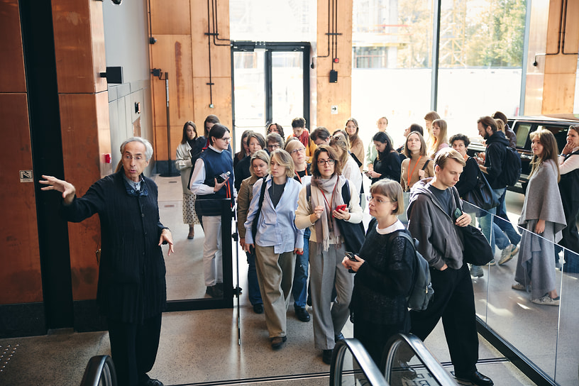 Сергей Чобан показывает журналистам интерьеры музея «Коллекция» в московском квартале «Зиларт»