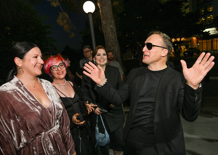 Режиссер Оксана Михеева (слева), кинокритик Ольга Белик (вторая слева) и актер Владимир Мишуков на открытии фестиваля актуального российского кино «Маяк»