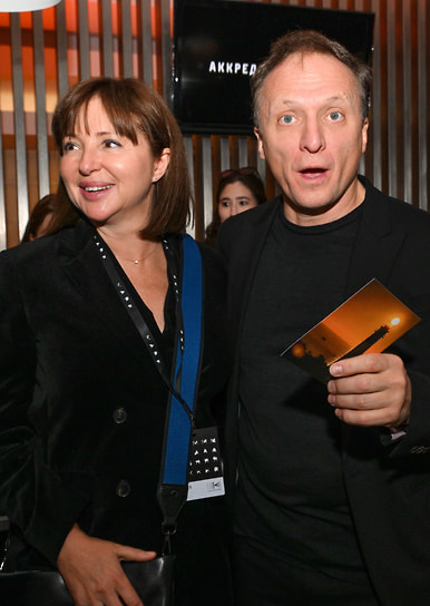 Актеры Анна Банщикова (слева) и Владимир Мишуков (справа) на открытии фестиваля актуального российского кино «Маяк»