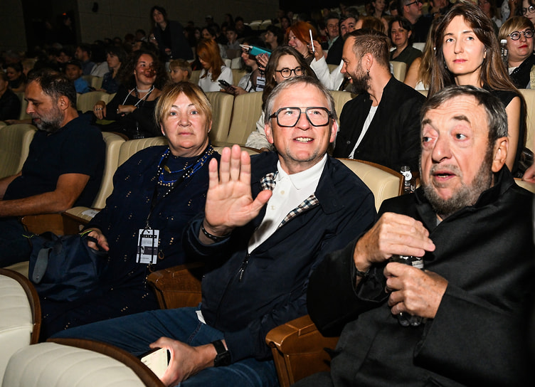 Спецпредставитель президента России по связям с международными организациями Борис Титов (второй справа) и режиссер Павел Лунгин (справа) на открытии фестиваля актуального российского кино «Маяк»