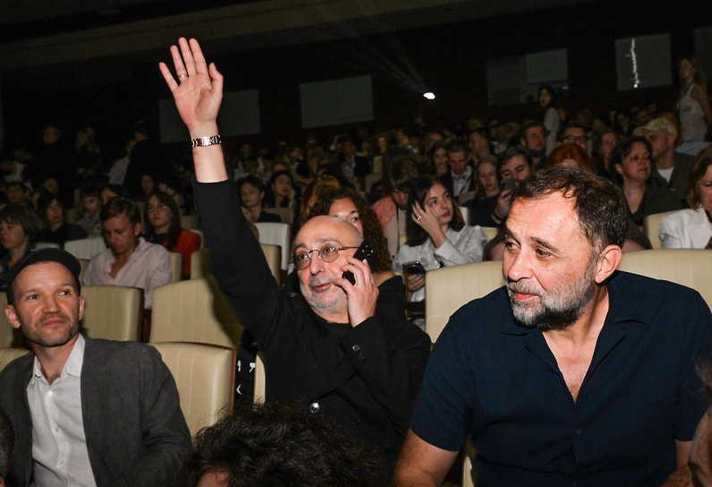 Продюсер Сергей Мелькумов (в центре) и режиссер Бакур Бакурадзе (справа) на открытии фестиваля актуального российского кино «Маяк»