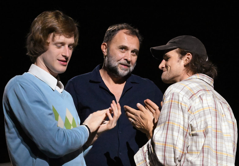 Слева направо: актер Богдан Голощук, режиссер Бакур Бакурадзе и актер Евгений Романцов на открытии фестиваля актуального российского кино «Маяк»