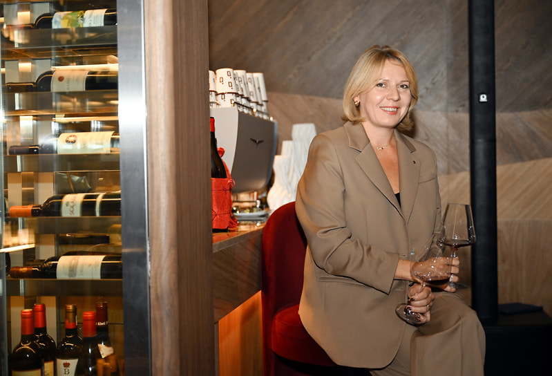 Соучредитель премии винных карт Russian Wine Awards Мария Гореславская на винном ужине, организованном клубом «Коммерсантъ»