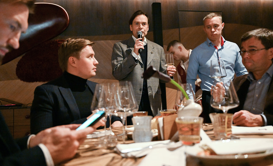 Сомелье Сергей Аксеновский (в центре) на винном ужине, организованном клубом «Коммерсантъ»