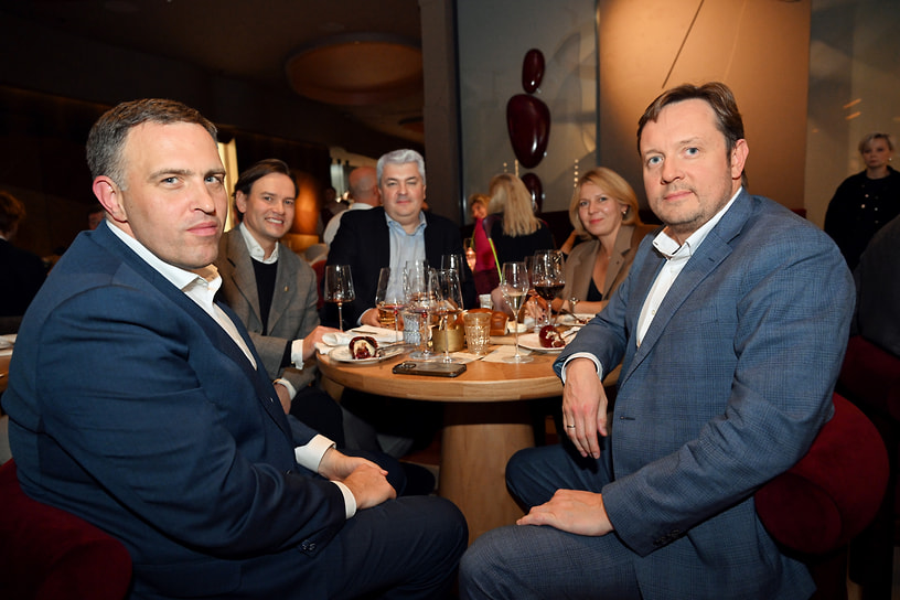 Председатель совета директоров АО «Коммерсантъ» Григорий Левченко (справа) и генеральный директор ИД «КоммерсантЪ» Роман Уманский на винном ужине, организованном клубом «Коммерсантъ»