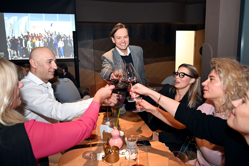 Сомелье Сергей Аксеновский (в центре) на винном ужине, организованном клубом «Коммерсантъ»