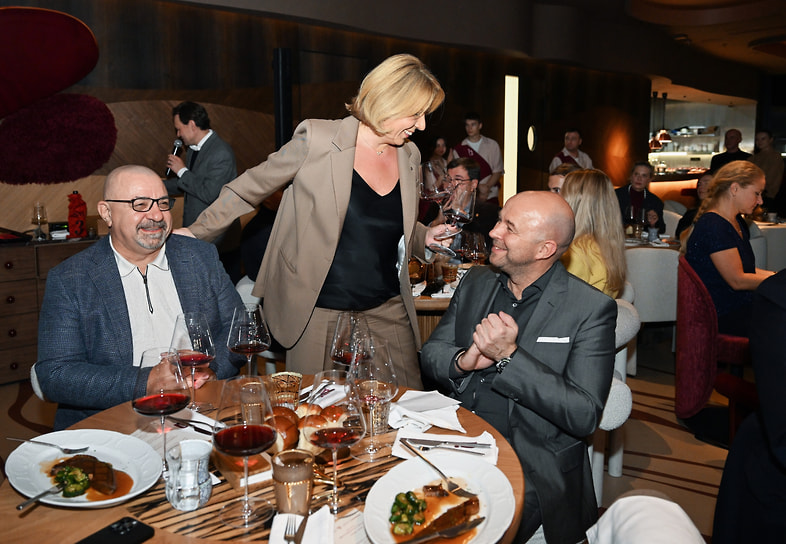 Соучредитель премии винных карт Russian Wine Awards, креативный продюсер «Коммерсантъ. Выбор Сомелье» Мария Гореславская, первый заместитель шеф-редактора ИД «Коммерсантъ» Владимир Лавицкий (справа) и автор телеграм-канал «Вино и люди» Алексей Синельников на винном ужине «Вино на каждый день от Сергея Аксеновского», организованном клубом «Коммерсантъ»